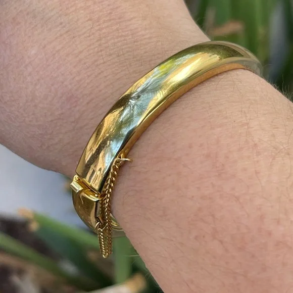 Gold tone oval hinged bangle bracelet - Picture 2 of 5